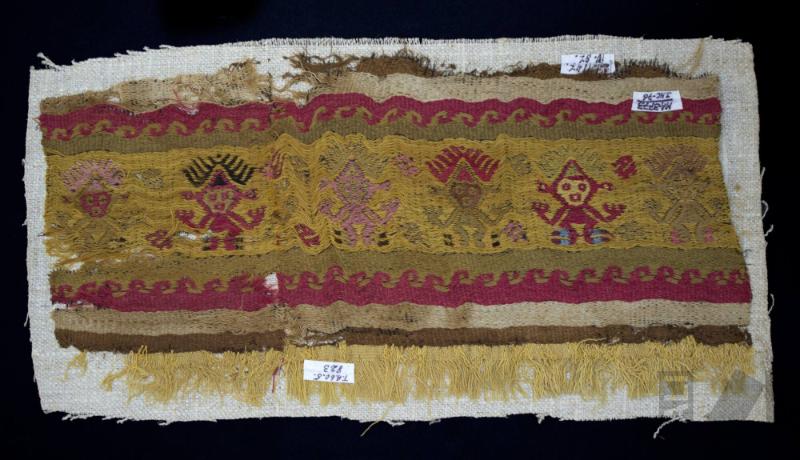 Fragmento de paño con flecos