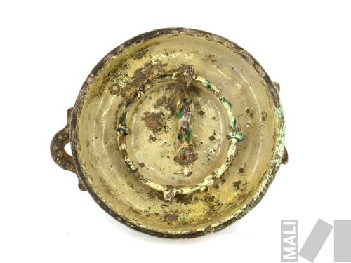 Cocha con representación de toro en su interior