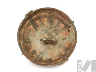 Cocha con representación de toro en su interior
