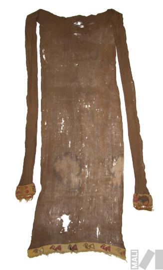 Taparrabo con flecos y diseño de personaje frontal con tocado, diseños de peces y aves