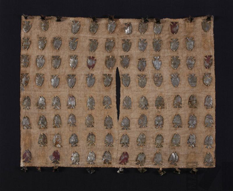 Unku monócromo con aplicaciones en forma de peces