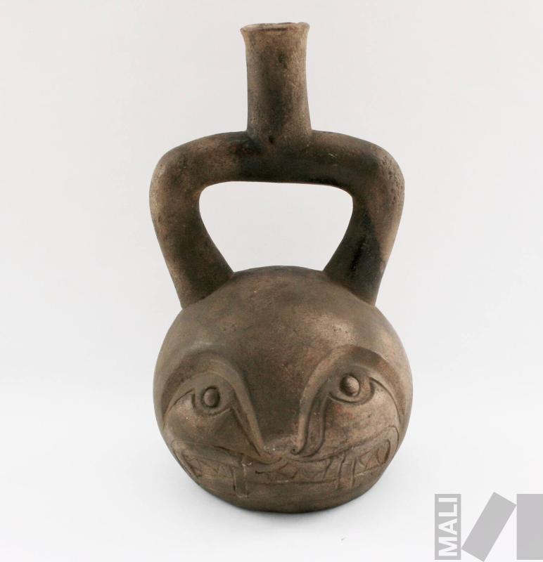 Botella con representación de cabeza de félido