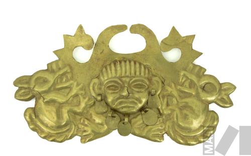 Nariguera con representación de cabeza humana y felinos rampantes