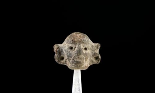 Miniatura con representación de cabeza humana