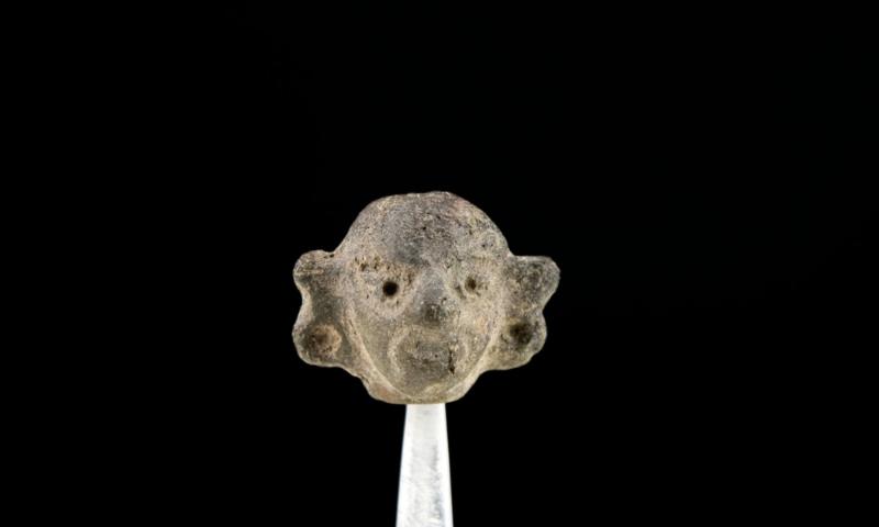 Miniatura con representación de cabeza humana