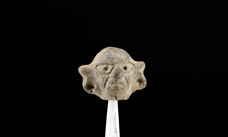 Miniatura con representación de cabeza humana