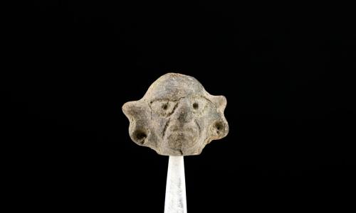 Miniatura con representación de cabeza humana