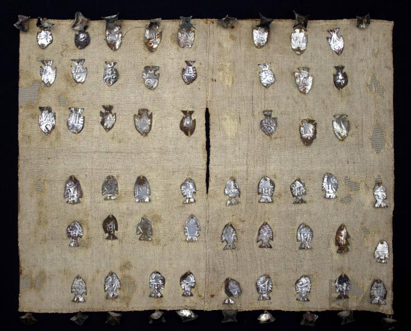 Unku con aplicaciones de metal de peces y borlas