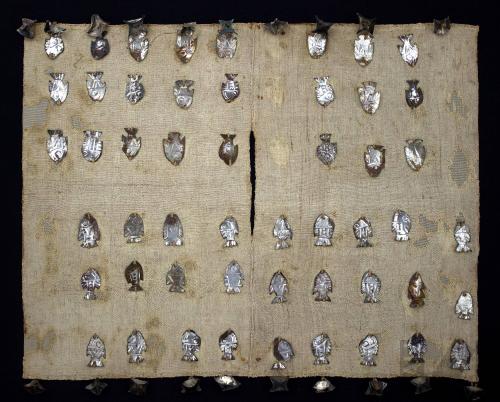 Unku con aplicaciones de metal de peces y borlas