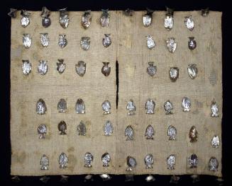 Unku con aplicaciones de metal de peces y borlas