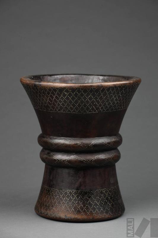 Quero con motivos romboidales