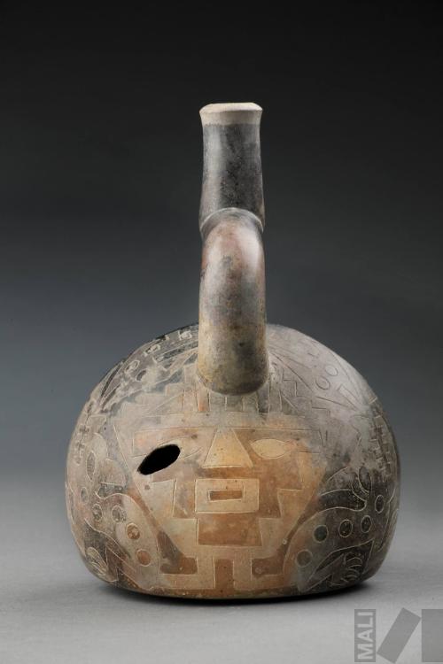 Botella de asa estribo con rostro flanqueado por felinos y cabezas de serpientes