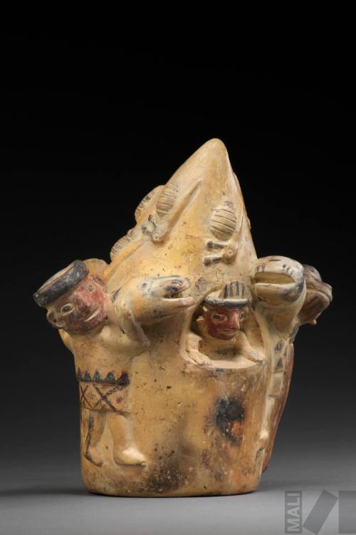 Botella con escena de captura de serpiente bicéfala en la montaña