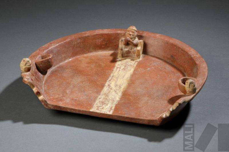 Plato con representación de plaza semicircular