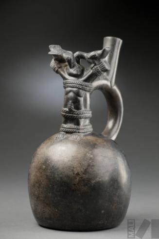 Botella con representación de un prisionero muerto atado a un árbol y devorado por aves