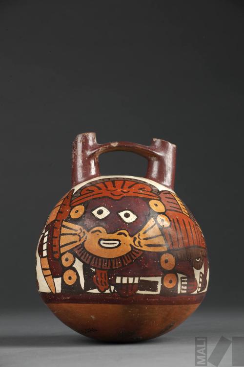 Botella de doble pico y asa puente con representación del ser mítico antropomorfo