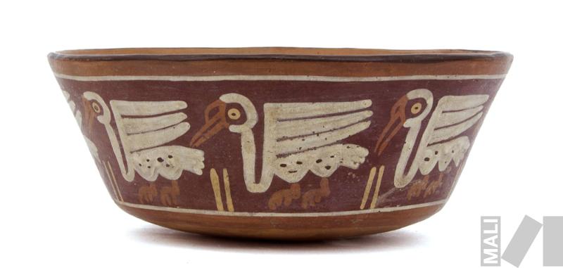 Plato con motivos de pelícanos