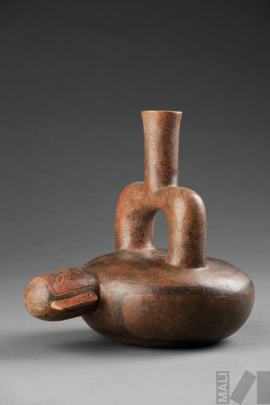 Botella con representación estilizada de personaje yacente