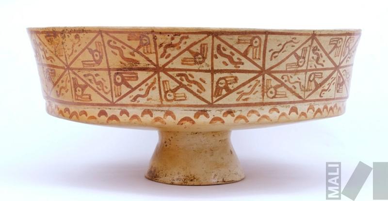 Plato pedestal con diseños estilizados