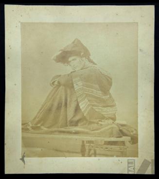 India sentada de perfil