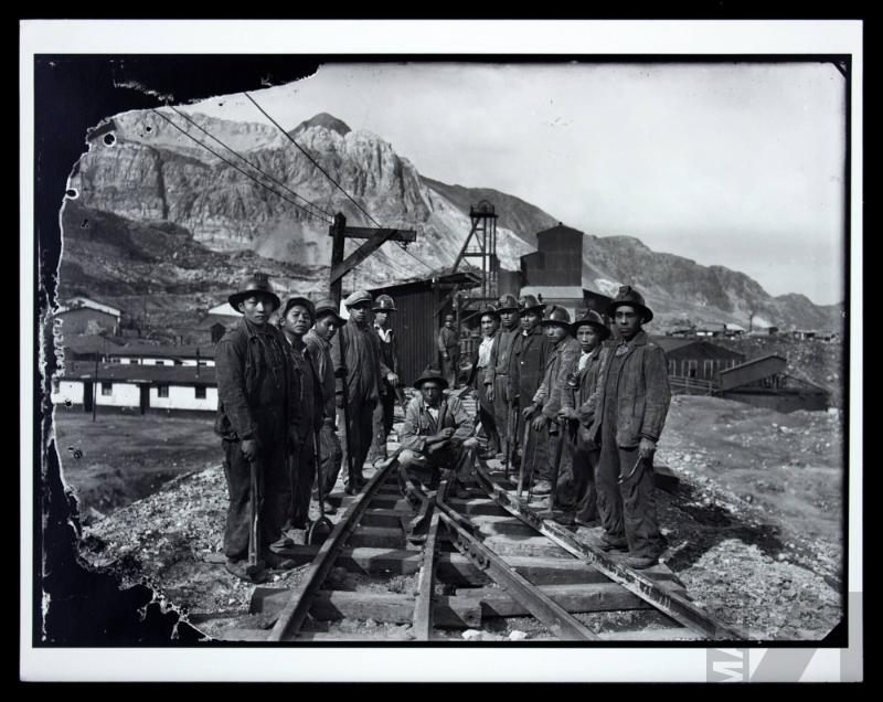 Grupo de mineros en las vías del tren