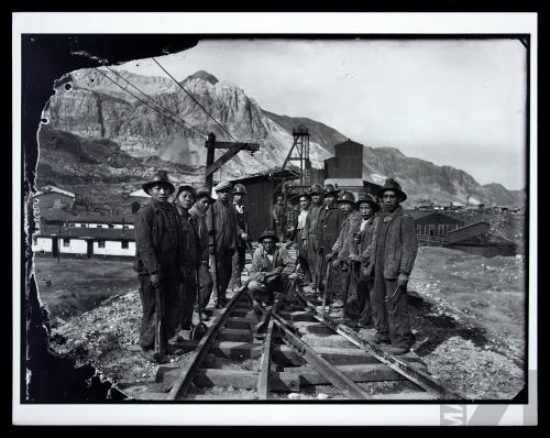Grupo de mineros en las vías del tren