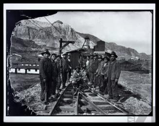 Grupo de mineros en las vías del tren