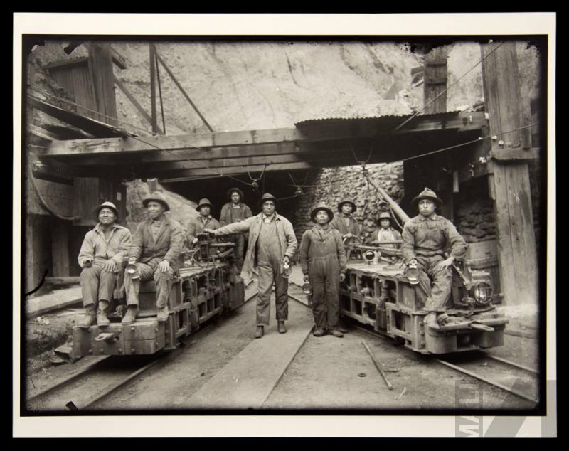 Mineros carrilanos en la bocamina de Morococha