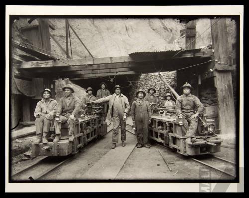 Mineros carrilanos en la bocamina de Morococha