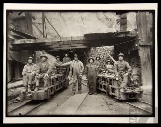 Mineros carrilanos en la bocamina de Morococha