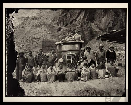 El contratista Froilán Vega con su grupo de chanquiris