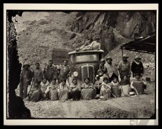 El contratista Froilán Vega con su grupo de chanquiris