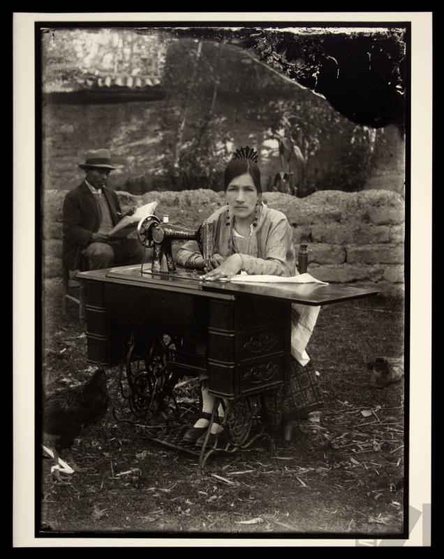 María de Rodríguez con máquina de coser