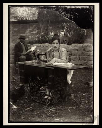 María de Rodríguez con máquina de coser