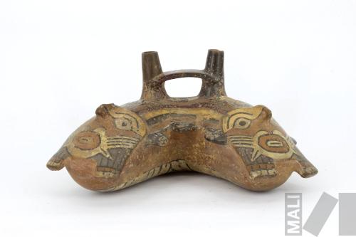 Botella de doble pico y asa puente que representa a una criatura serpentiforme bicéfala