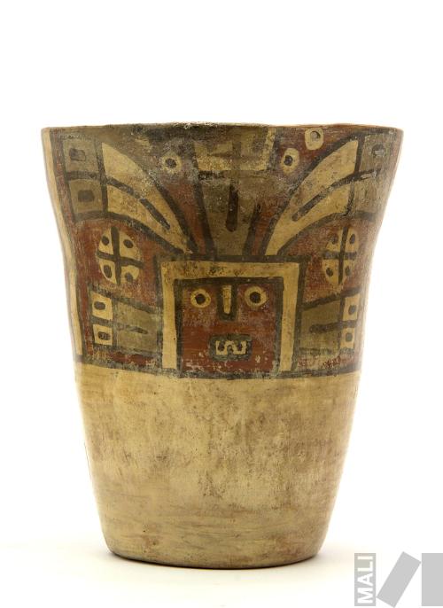 Quero con diseño de cabeza con plumas