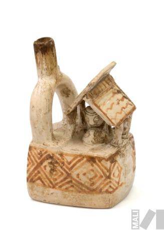 Botella con representación de recinto techado con dos personajes al interior