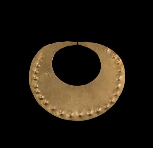 Nariguera de forma semi circular