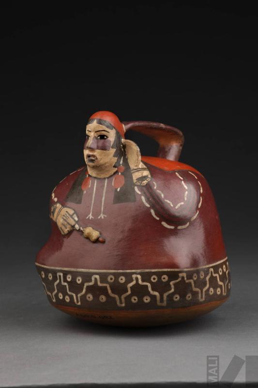 Botella que representa a una mujer que lleva un huso con piruro