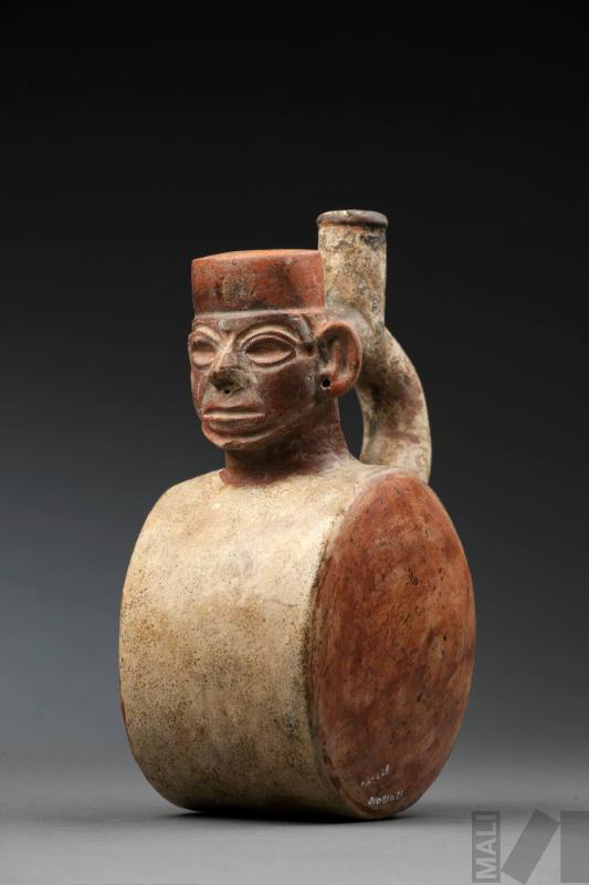 Botella de asa estribo en forma de tambor con rostro humano