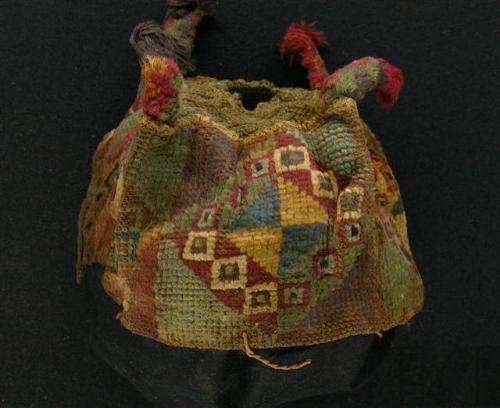 Gorro de cuatro puntas con diseños geométricos