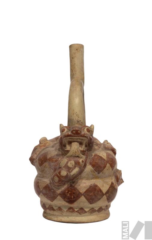 Botella con representación de serpiente alrededor de un felino