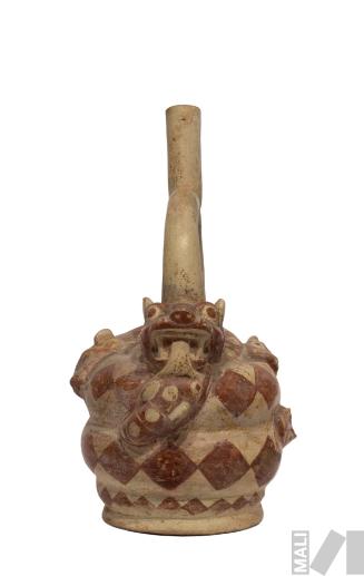 Botella con representación de serpiente alrededor de un felino