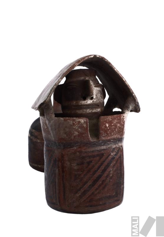 Botella con representación de ser antropoformo con pintura facial dentro de un recinto