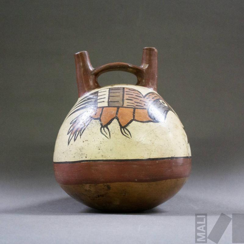 Botella de doble pico y asa puente con motivos de aves y flores