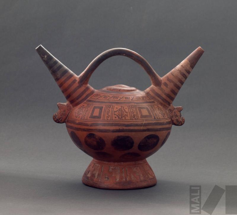 Botella con motivos geométricos y dos cabezas zoomorfas laterales