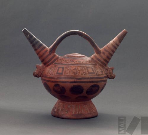 Botella con motivos geométricos y dos cabezas zoomorfas laterales