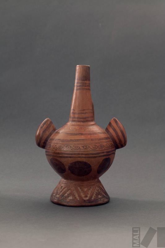 Botella de asa lateral y base pedestal con diseños geometricos