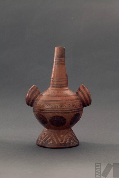 Botella de asa lateral y base pedestal con diseños geometricos