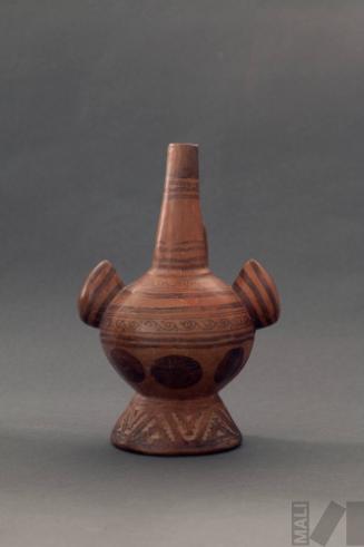 Botella de asa lateral y base pedestal con diseños geometricos